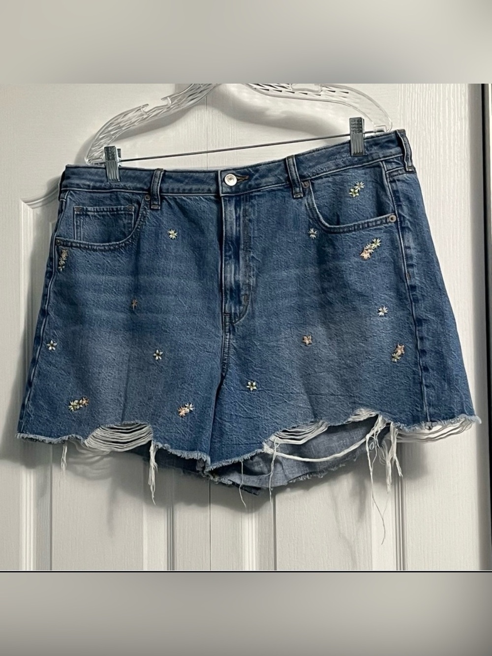 AMERICAN EAGLE Embroidered MOM denim jean Shorts Blue NWT high waist summer